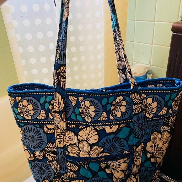 Really cute Vera Bradley Tote - Picture 5 of 7